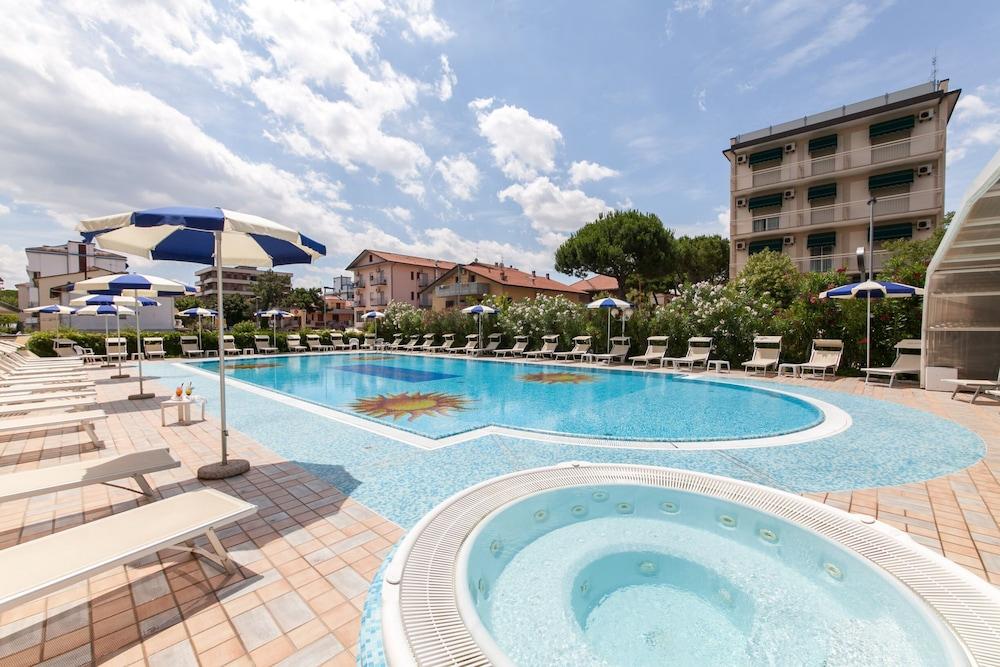 Universal Hotel Cervia Ngoại thất bức ảnh